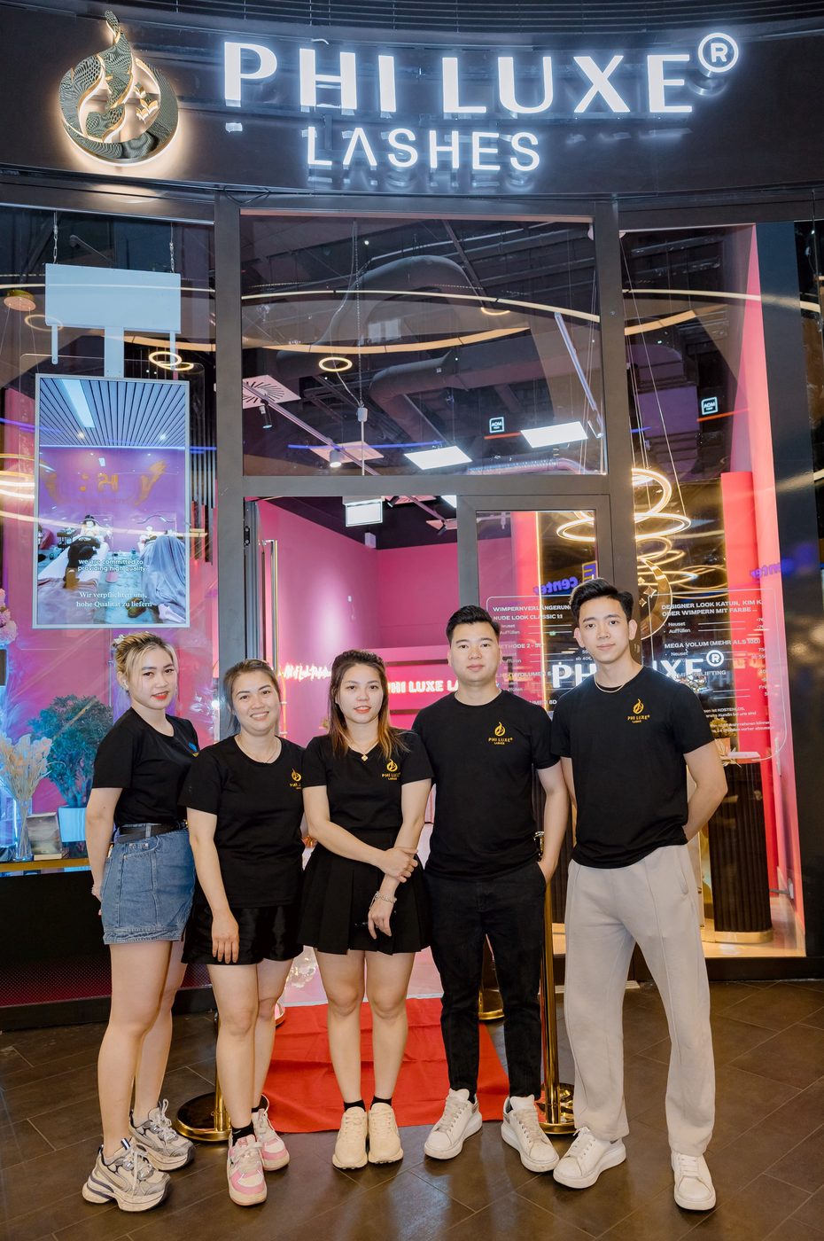 Team vor dem Studio – PHI LUXE LASHES – PHI LUXE LASHES®