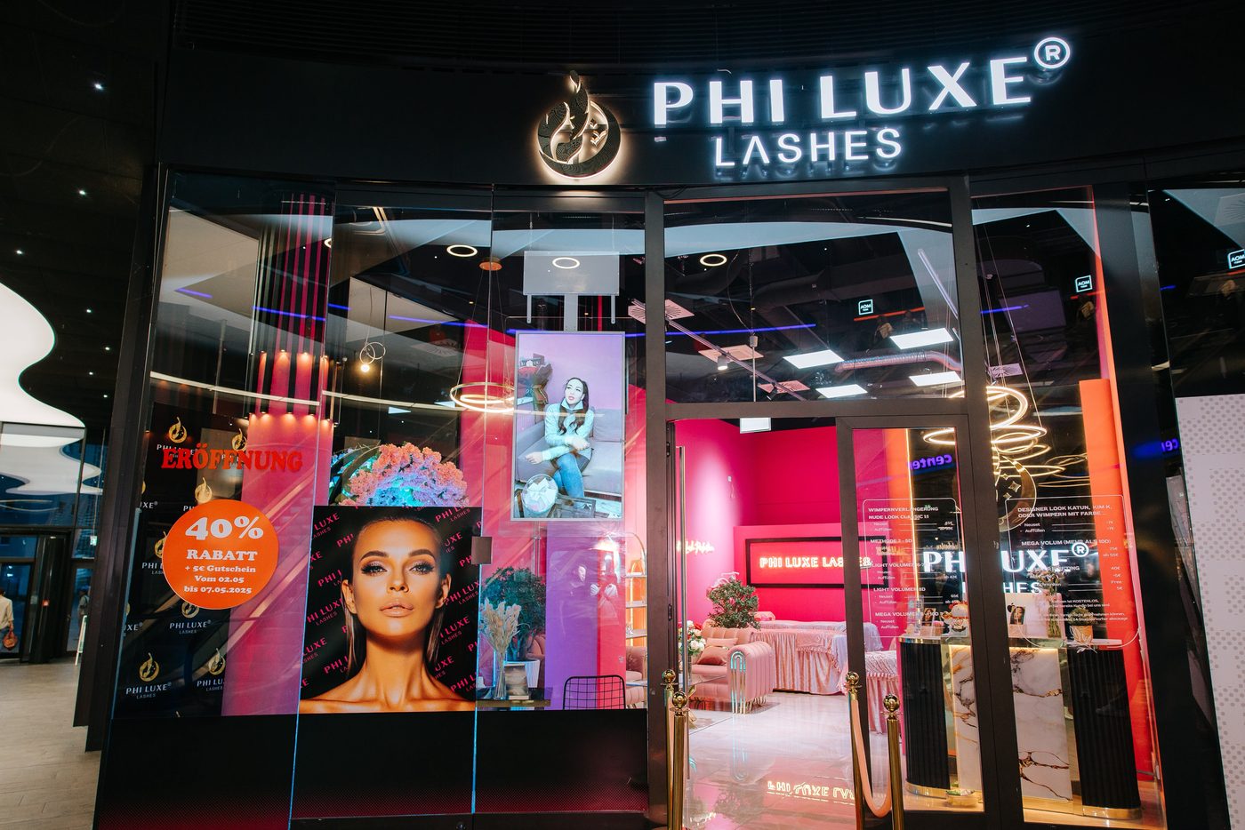 Studio bei Nacht – PHI LUXE LASHES – PHI LUXE LASHES®
